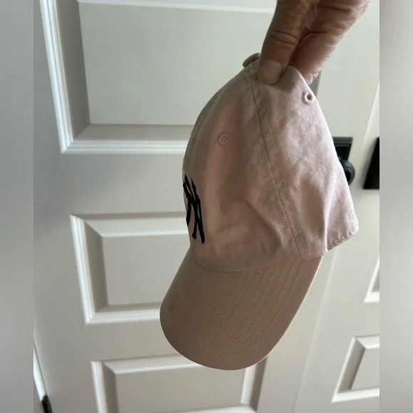 Never worn NY Yankees pink ladies curved brim dad cap - Picture 2 of 5